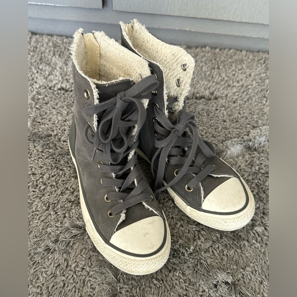 Converse All Star Chuck Taylor Suede Hightop Shearling Lined Sneaker. Size 7